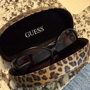Guess Women's Sunglasses with Black Frame and Leopard Case